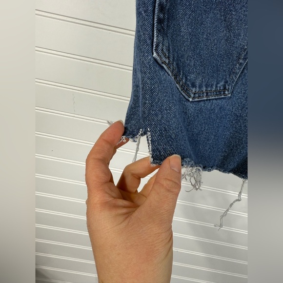 Wrangler women’s cut off denim shorts. Size 32. - Picture 4 of 6